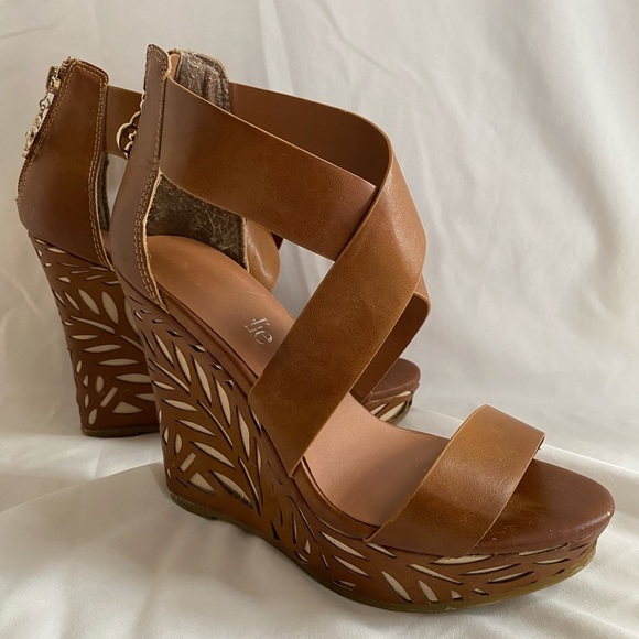 Charming Charlie Brown Laser Cut Wedges - Picture 2 of 8